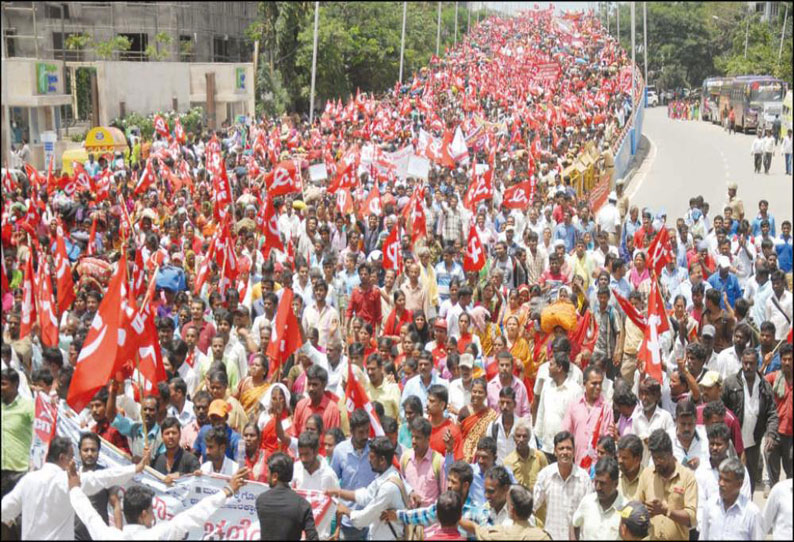 குறைந்தபட்ச கூலி திட்டத்தை அமல்படுத்த கோரி பெங்களூருவில் தொழிலாளர்கள் ஊர்வலம்