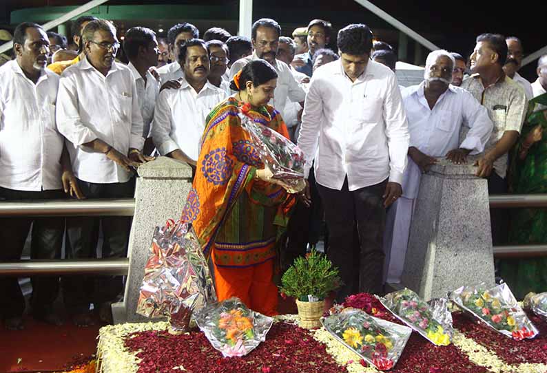 ஜெ.தீபா மீண்டும் கணவனுடன் இணைந்தார்; எடப்பாடி  பழனிசாமி அரசு நீடிப்பது தவறு என பாய்ச்சல்