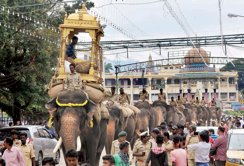 கண்கவர் அலங்கார வண்டிகள் அணிவகுப்புடன் மைசூரு தசரா ஊர்வலம்