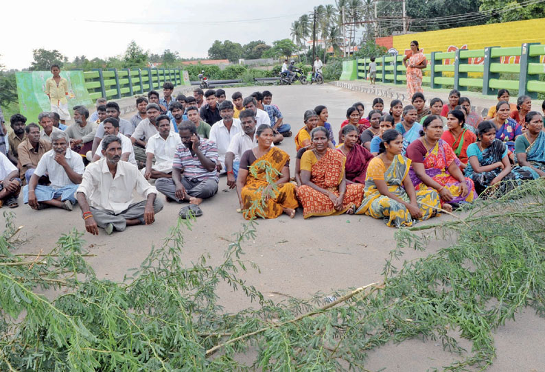 திருப்பூர் குடியிருப்பு பகுதியில் குப்பைகளை கொட்ட எதிர்ப்பு தெரிவித்து பொதுமக்கள் சாலை மறியல்