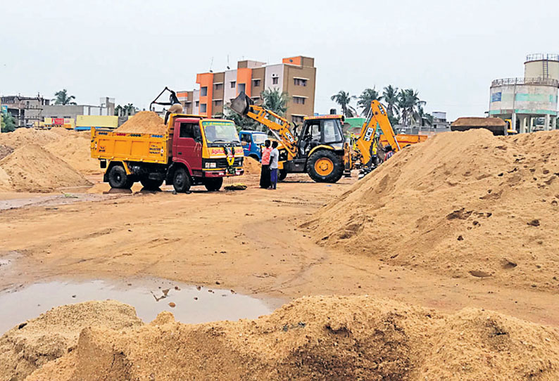 செங்குன்றம் அருகே பதுக்கி வைத்து இருந்த 2 ஆயிரம் யூனிட் மணல் பறிமுதல்