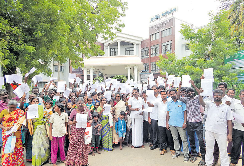 திருவள்ளூர் கலெக்டர் அலுவலகத்தை முற்றுகையிட்ட பொதுமக்களால் பரபரப்பு