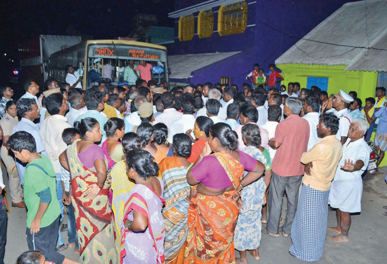 பெரியபாளையம் அருகே காணாமல்போன பெண் என்ஜினீயரை கண்டுபிடிக்கக்கோரி சாலை மறியல்