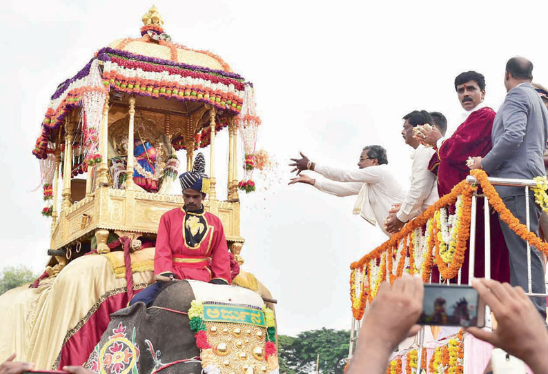 மைசூரு தசரா ஊர்வலம் கோலாகலம் அலங்கார வண்டிகள் அணிவகுப்பு சித்தராமையா தொடங்கி வைத்தார்