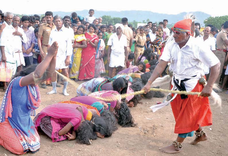 கோவிலில் பக்தர்களை சாட்டையால் அடித்து பேய் விரட்டிய பூசாரி