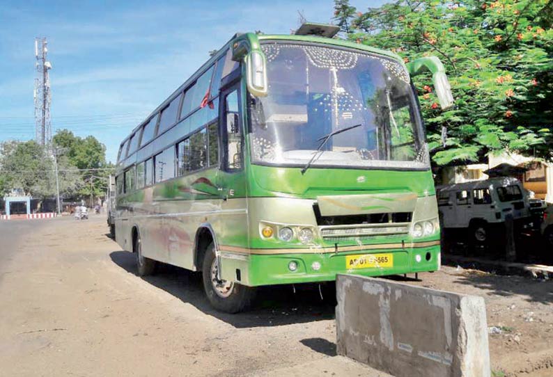 போலீஸ் நிலையத்தில் ஆம்னி பஸ்சை ஒப்படைத்த டிரைவர் சம்பள பாக்கி இருப்பதாக புகார்