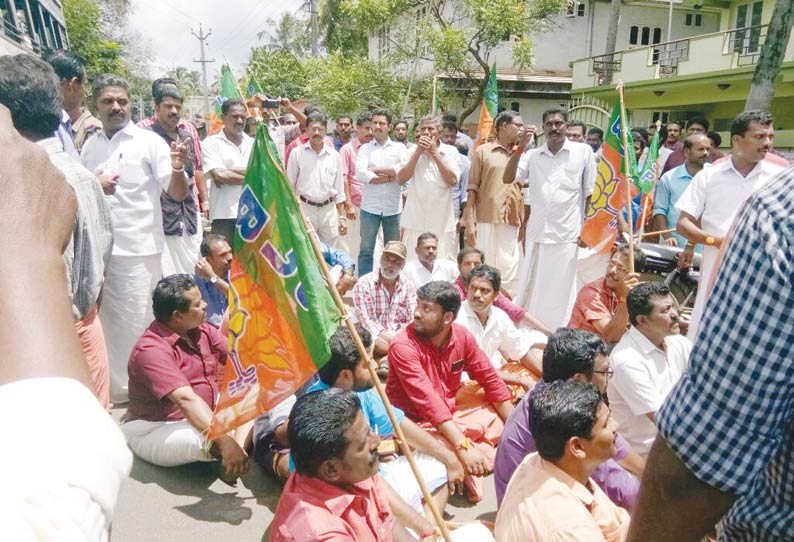 நிதி நிறுவன உரிமையாளரை கைது செய்யக்கோரி வாடிக்கையாளர்கள்– பா.ஜனதாவினர் சாலை மறியல்