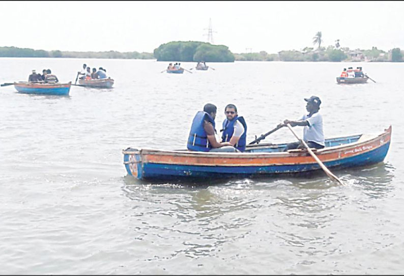 விடுமுறையையொட்டி பிச்சாவரம் சுற்றுலா மையத்தில் பயணிகள் குவிந்தனர் படகு சவாரி செய்து உற்சாகம்