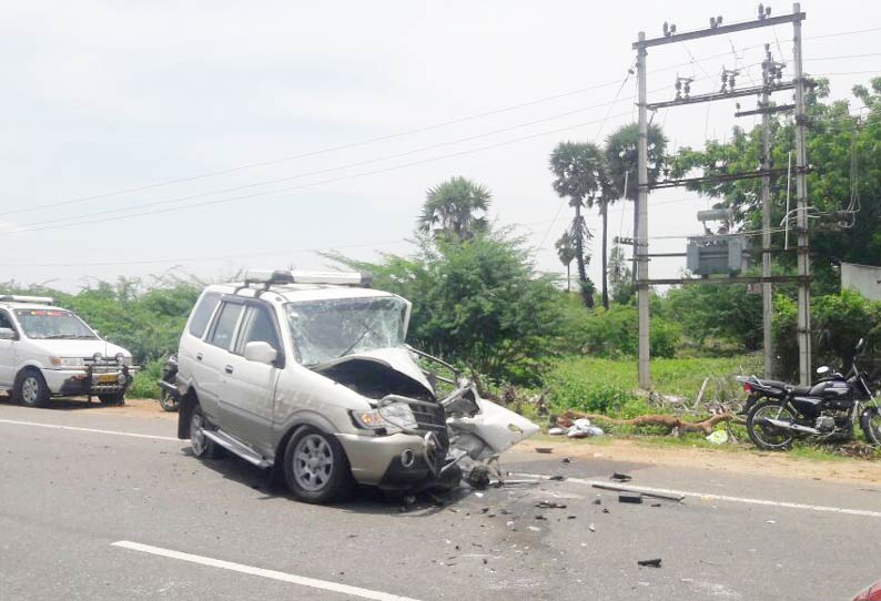 கார் மீது மோட்டார் சைக்கிள் மோதல்: குழந்தைகள் உள்பட 3 பேர் உடல் நசுங்கி சாவு