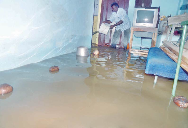 திண்டுக்கல்லில் கொட்டி தீர்த்த மழை; வீடுகளுக்குள் வெள்ளம் புகுந்தது