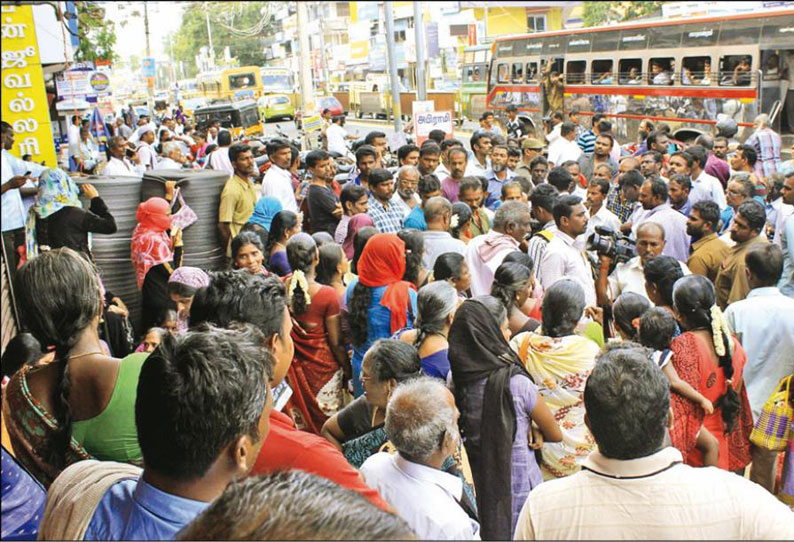 நெல்லையில் நகைக்கடை முன்பு வாடிக்கையாளர்கள் சாலை மறியல் போராட்டம்