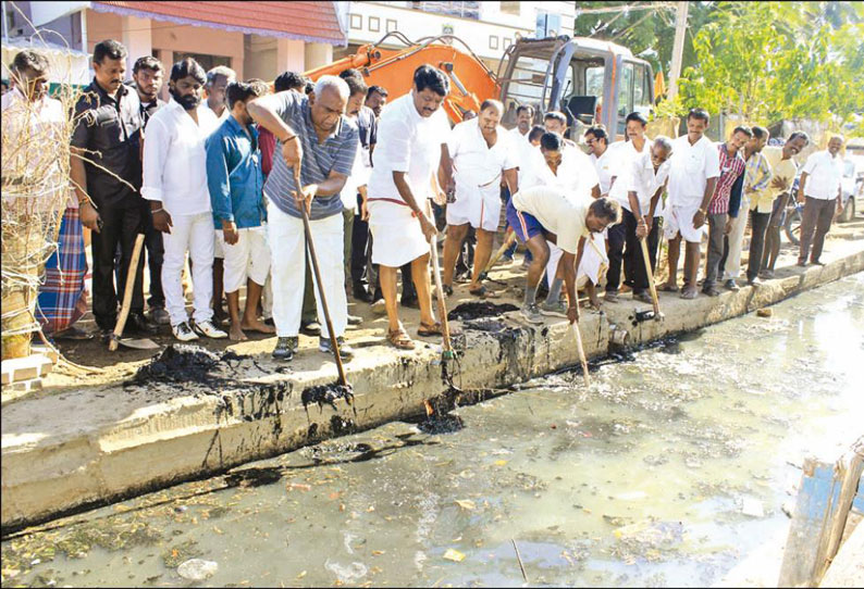 பாளையங்கோட்டையில் சாக்கடை கால்வாயை மத்திய மந்திரி பொன்.ராதாகிருஷ்ணன் தூர்வாரினார்