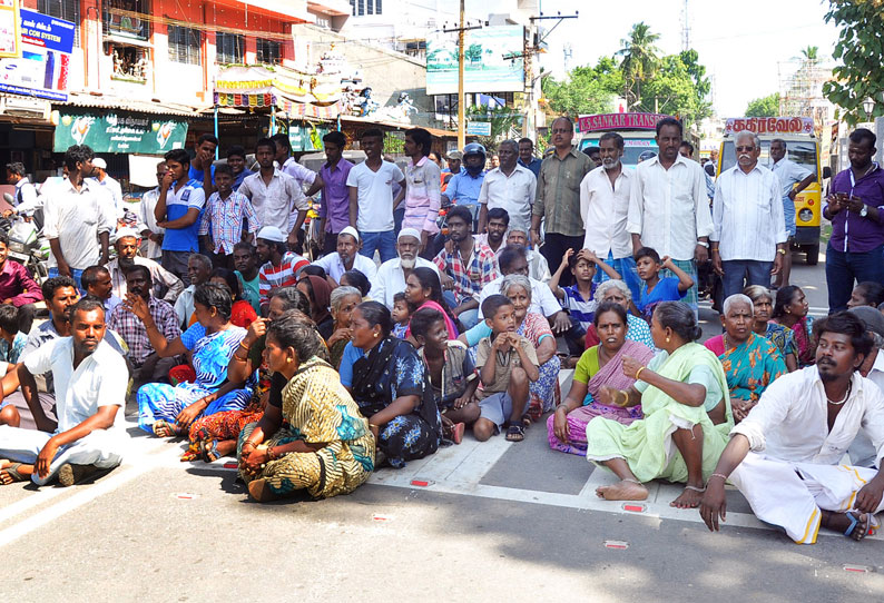 பாதை மூடப்பட்டதை கண்டித்து பொதுமக்கள் சாலை மறியல்