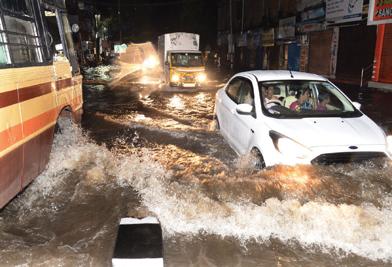 வேலூரில் 2-வது நாளாக பலத்த மழை வீடு இடிந்து விழுந்தது