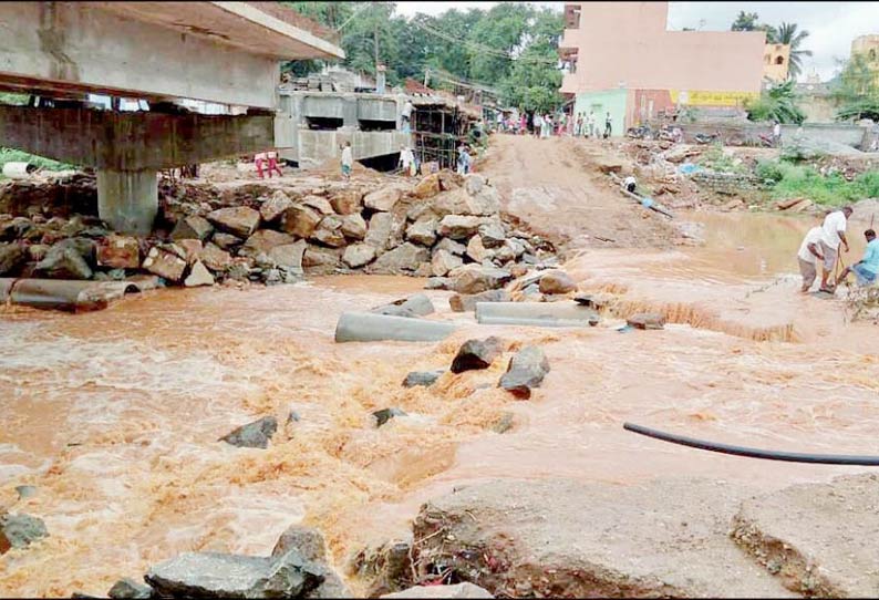 கனமழை: தொட்டள்ளா ஆற்று தரைப்பாலம் வெள்ளத்தில் அடித்து செல்லப்பட்டது