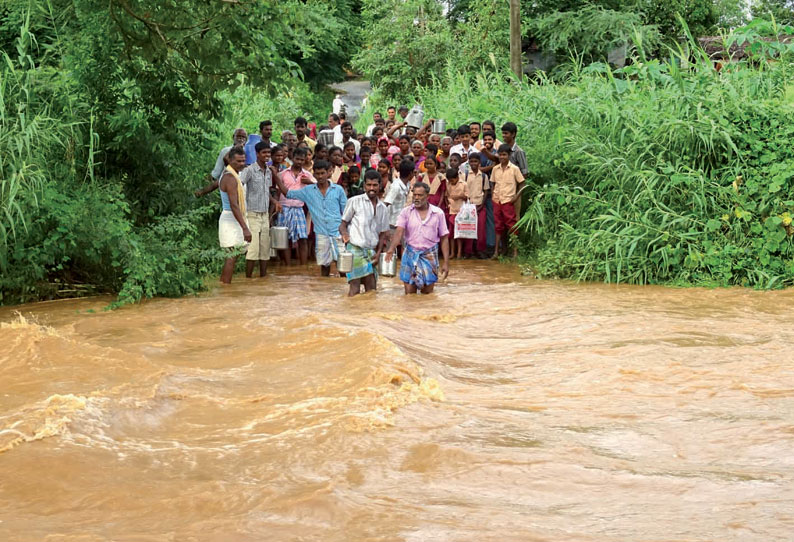 குடியாத்தம் அருகே மேல்கொல்லப்பல்லி கொட்டாற்றில் வெள்ளப் பெருக்கு