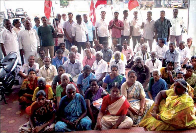 அடிப்படை வசதிகள் செய்து தரக்கோரி மண்டல அலுவலகத்தை முற்றுகையிட்ட பொதுமக்கள்