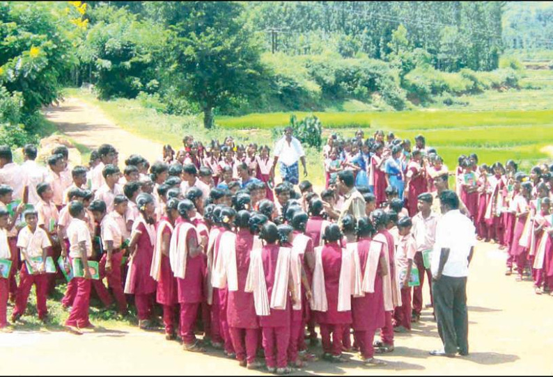 உண்டு உறைவிட பள்ளியில் ஆசிரியர் பற்றாக்குறை புகார்: மாணவ, மாணவிகள் சாலை மறியல்