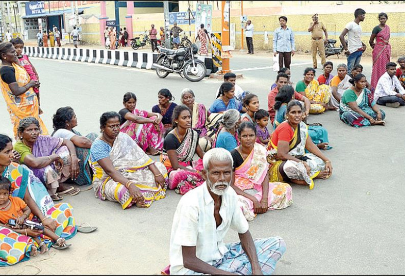 இளம்பெண் மர்ம சாவு உடலை வாங்க மறுத்து உறவினர்கள் சாலை மறியல்