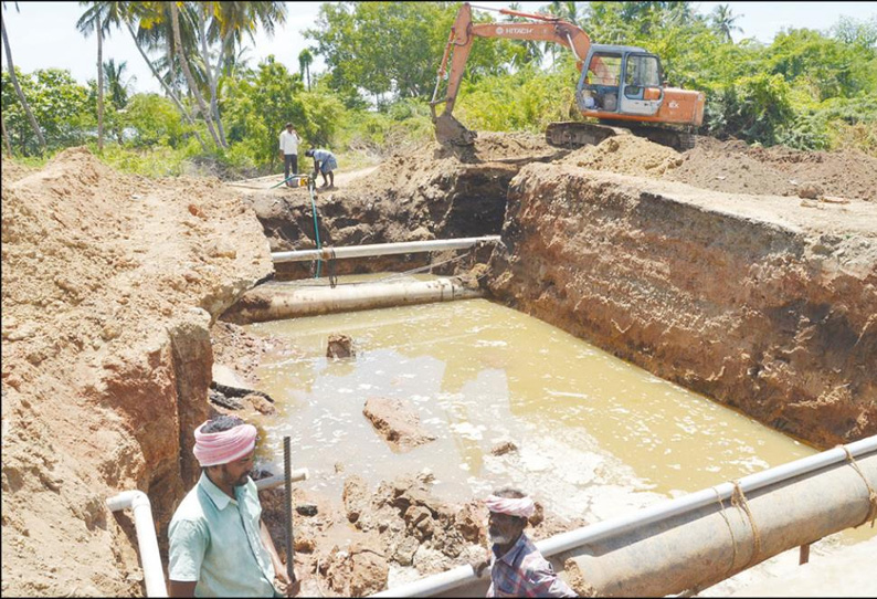 நெரூரில் வடிகால் பாலம் அமைக்கும் பணி தீவிரம்