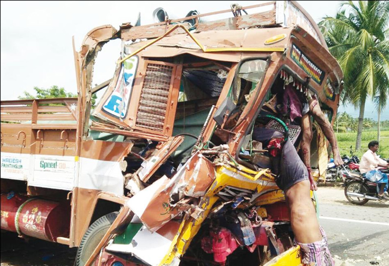 சாலையின் குறுக்கே பாம்பு வந்ததால், நிறுத்தப்பட்ட லாரி மீது இன்னொரு லாரி மோதியதில் டிரைவர்-கிளனர் பலி