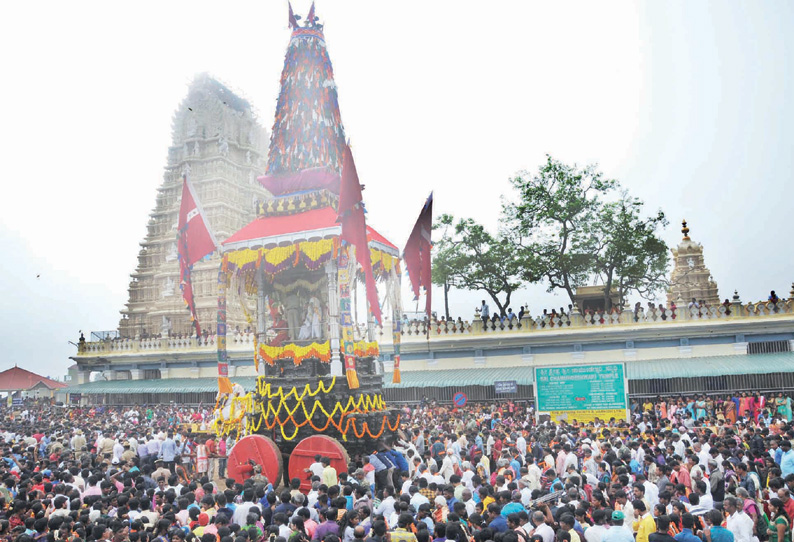 மைசூரு சாமுண்டி மலையில் சாமுண்டீசுவரி அம்மன் கோவில் தேரோட்டம்