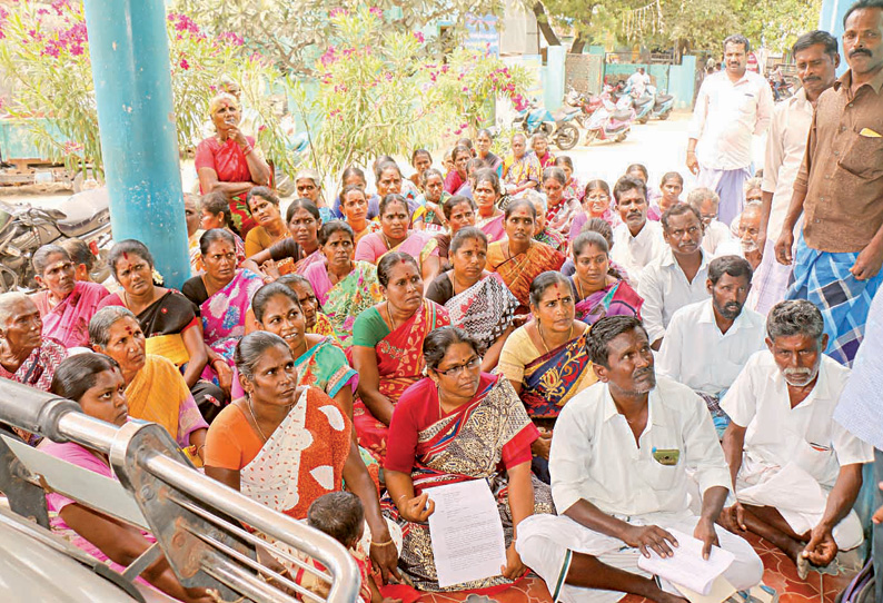 வடகாடு பகுதியில் புதிதாக சாலை அமைக்கக்கோரி நகராட்சி அலுவலகத்தில் கிராம மக்கள் முற்றுகை