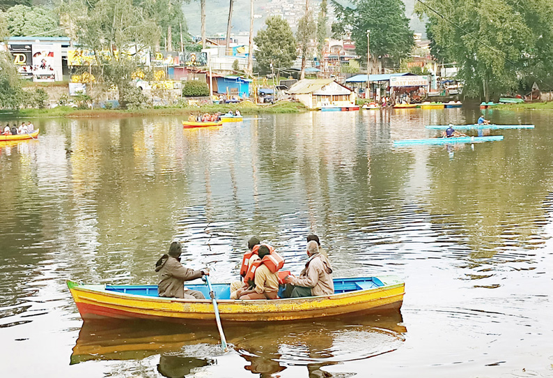 கொடைக்கானல் ஏரியில் படகுகள் மோதின; தண்ணீரில் வீரர் மூழ்கியதால் பரபரப்பு