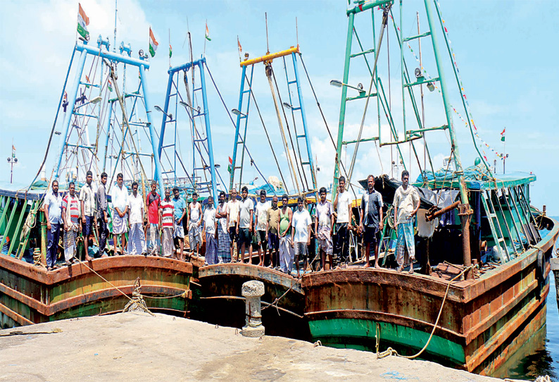 இலங்கையில் உள்ள படகுகளை மீட்க செல்ல மண்டபத்தில் காத்திருக்கும் நாகை மீனவர்கள்