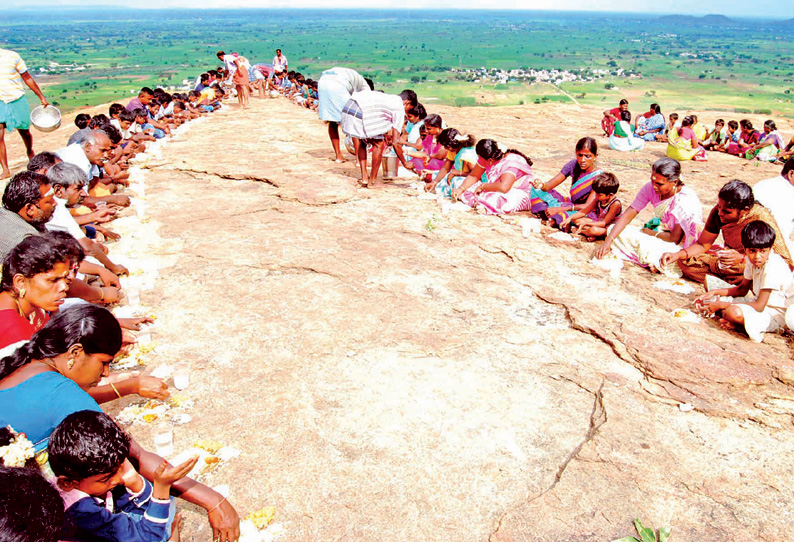 எழுமலை அருகே மலை உச்சியில் பாறையில் சோறு போட்டு சாப்பிட்ட கிராமமக்கள்