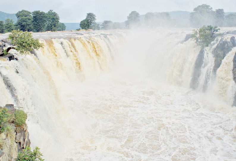 ஒகேனக்கல்லுக்கு நீர்வரத்து வினாடிக்கு 22 ஆயிரம் கனஅடியாக குறைந்தது பரிசல் இயக்க தடை