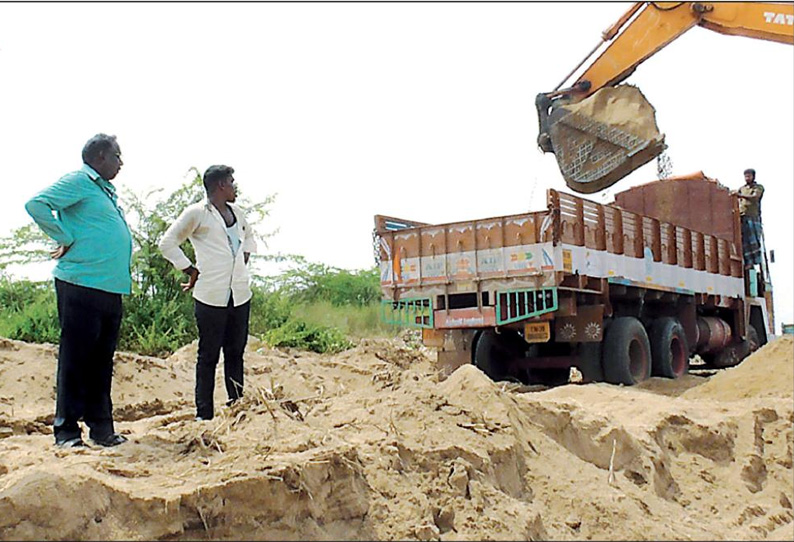 கள்ளிப்பாடி குவாரியில் முறைகேடாக மணல் அள்ளப்படுகிறதா? கோட்டாட்சியர் நேரில் ஆய்வு