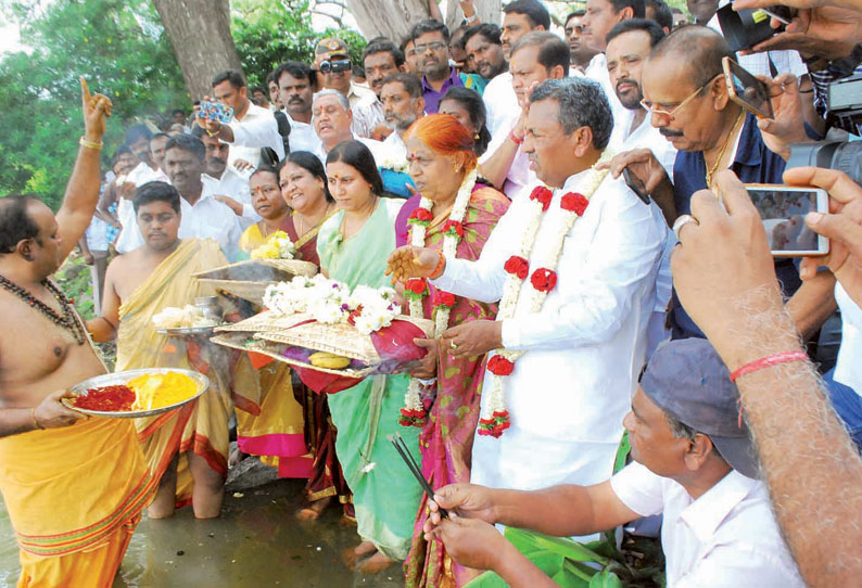 தொடர் கனமழையால் பேத்தமங்களா ஏரி நிரம்பியது