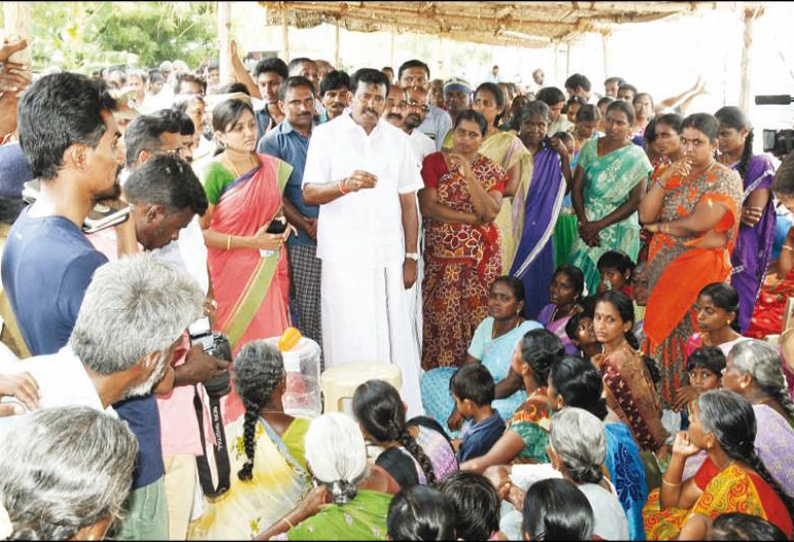 கோழிப்பண்ணையை நிரந்தரமாக மூடக்கோரி விடிய விடிய காத்திருப்பு போராட்டத்தில் ஈடுபட்ட பொதுமக்கள்