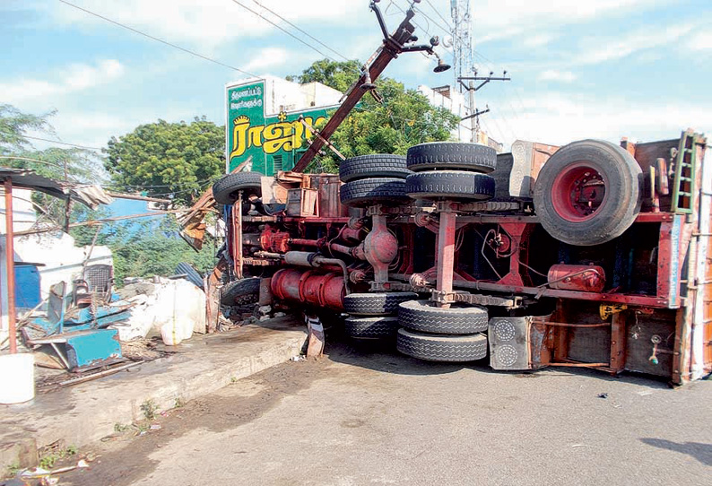 திருமங்கலம் அருகே விபத்து: பட்டாசு லாரிகள் தாறுமாறாக ஓடியதில் 2 பெண்கள் பலி