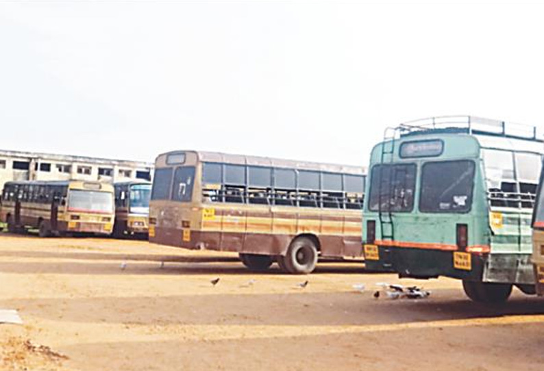 போக்குவரத்து பணிமனை மேலாளரை கண்டித்து பஸ்களை இயக்காமல் டிரைவர்கள், கண்டக்டர்கள் போராட்டம்