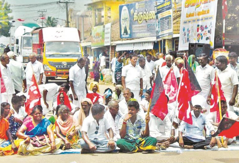 பயிர்க் காப்பீட்டு தொகை வழங்கக்கோரி அனைத்துக்கட்சியினர் சாலை மறியல்