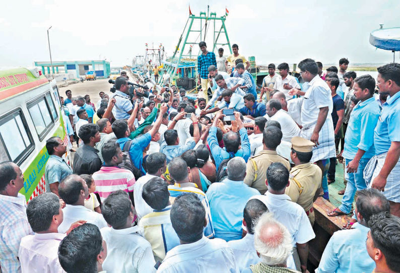 இலங்கையில் உள்ள படகை மீட்க சென்ற நாகை மீனவர்கள் மீது இந்திய கடற்படையினர் தாக்குதல்