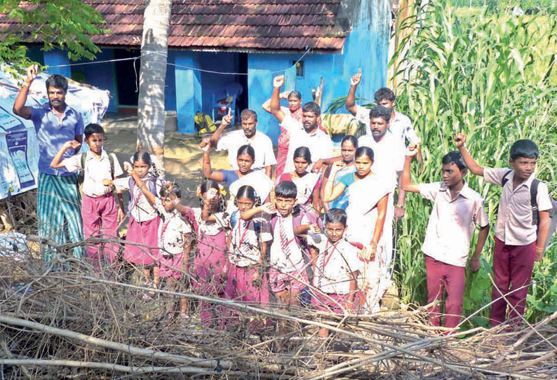 நல்லம்பள்ளி அருகே பொது வழிப்பாதை ஆக்கிரமிப்பு: மாணவ, மாணவிகள் போராட்டம்