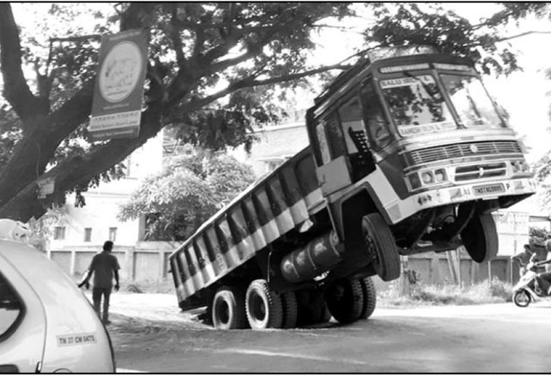 கோவையில் லாரி பள்ளத்தில் சிக்கியதால் போக்குவரத்து பாதிப்பு