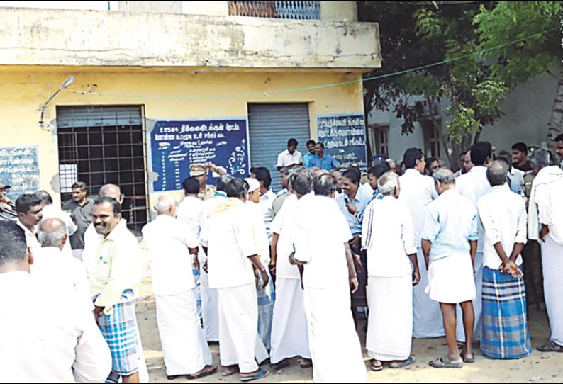 கிள்ளை அருகே தொடக்க வேளாண்மை கூட்டுறவு கடன் சங்கத்தை விவசாயிகள் முற்றுகை