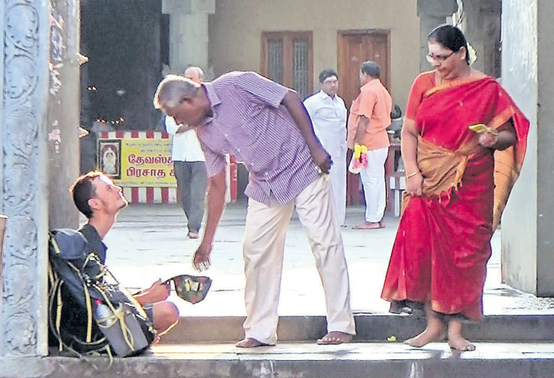 ஏ.டி.எம்.மில் பணம் எடுக்க முடியாததால் காஞ்சீபுரம் கோவிலில் பிச்சை எடுத்த ரஷிய பயணி