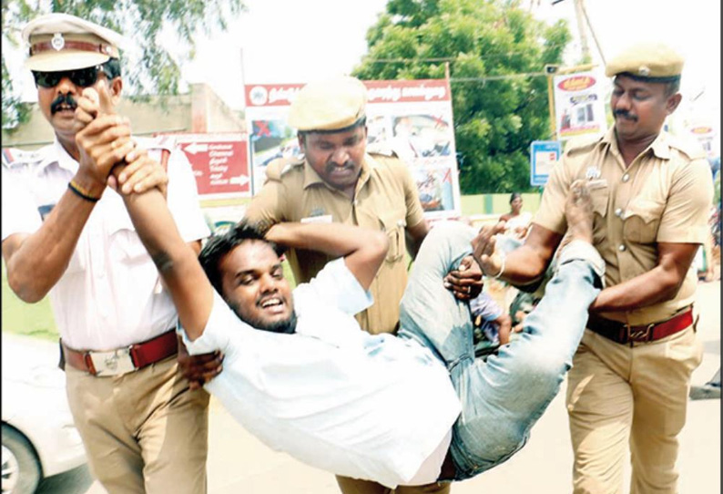 அரசு மருத்துவமனையை முற்றுகையிட முயன்ற ஜனநாயக வாலிபர் சங்கத்தினர்- போலீசார் இடையே தள்ளுமுள்ளு