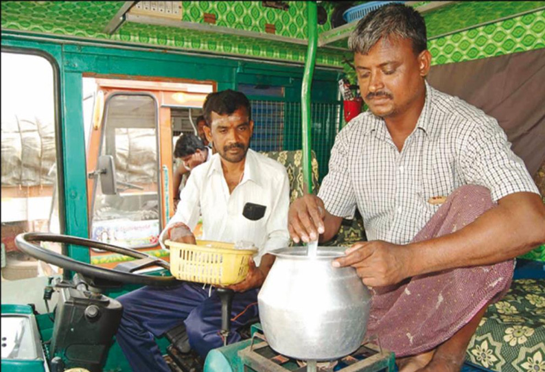 2-வது நாளாக லாரிகள் வேலை நிறுத்த போராட்டம்: ரூ.100 கோடி வர்த்தகம் பாதிப்பு