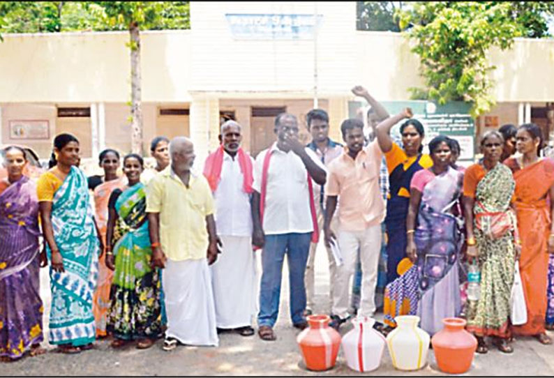 குடிநீர் வழங்க கோரி விருத்தாசலம் வட்டார வளர்ச்சி அலுவலகத்தை பொதுமக்கள் முற்றுகை