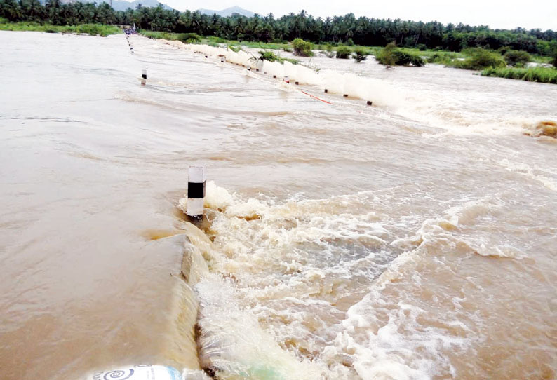 தரைப்பாலத்தின் மீது 4 அடி உயரத்திற்கு மேல் செல்லும் பாலாற்று வெள்ளம்