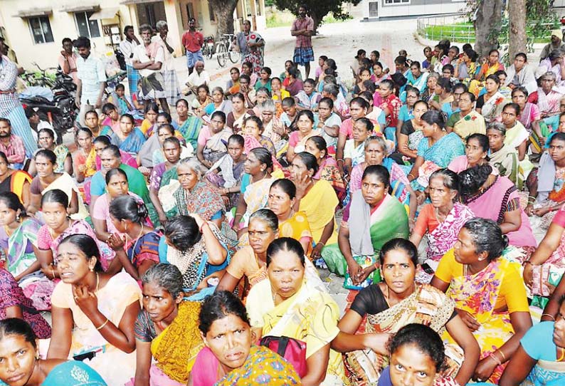 துப்புரவு பணியாளர்கள் வேலைநிறுத்தம் தீபாவளி போனஸ் வழங்க கோரிக்கை