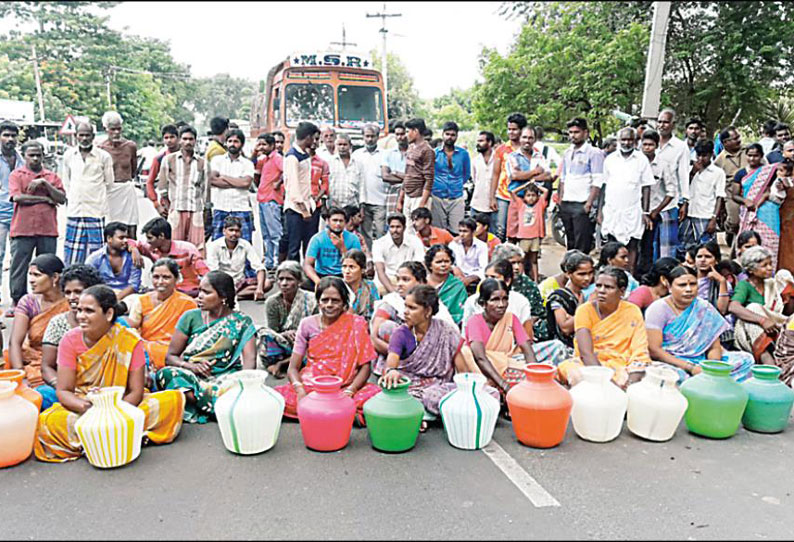 குடிநீர் வினியோகம் செய்யக்கோரி காலி குடங்களுடன் கிராம மக்கள் சாலை மறியல்