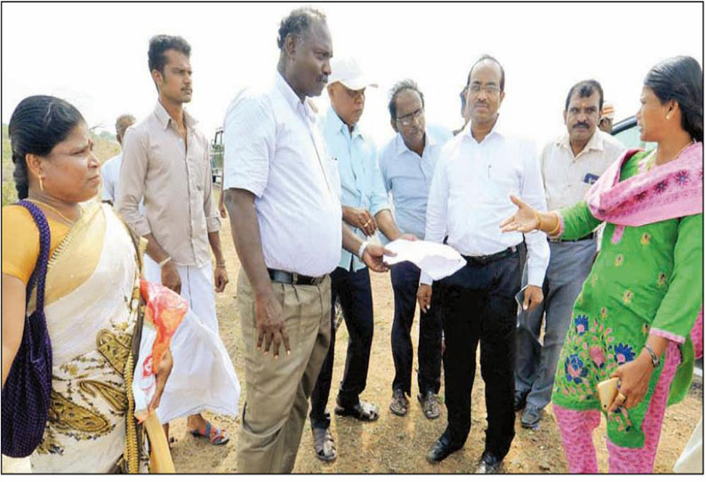 ராமநாதபுரம், திருவாடானை பகுதிகளில் தடுப்பணைகள் கட்ட கலெக்டர் நேரில் ஆய்வு