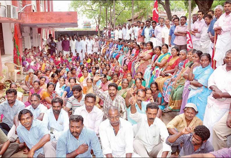 அரசு ரப்பர் கழக தொழிலாளர்கள் 2-வது நாளாக போராட்டம்